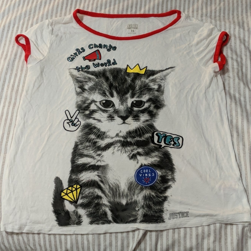 T-Shirt with cat and "Girls Change the World" Moto